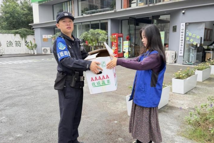 院子里来了“不速之客”白颈乌鸦 院子里来了“不速之客”白颈乌鸦