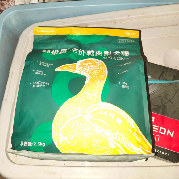 吃什么狗粮不上火？鲜极星用鸭梨配方还狗狗清爽小脸