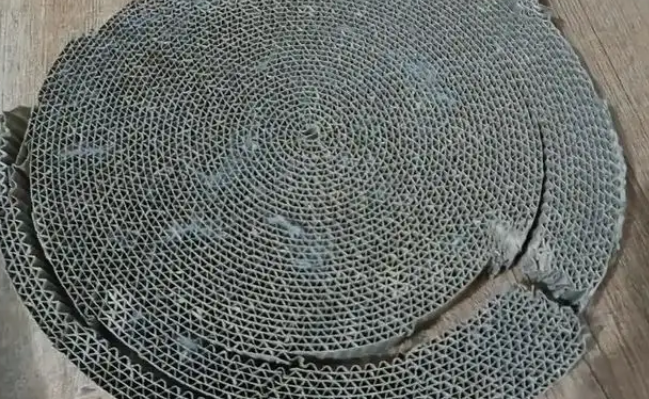 他丢弃的猫抓板,却被流浪猫当成珍宝,用执着赌赢了余生幸福 他丢弃的猫抓板,却被流浪猫当成珍宝,用执着赌赢了余生幸福