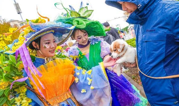 北京大兴庞各庄“西瓜小镇”主打“快乐休闲”,2025花宠季描绘产业融合新图景 北京大兴庞各庄“西瓜小镇”主打“快乐休闲”,2025花宠季描绘产业融合新图景