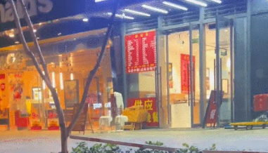 男子好心给路边啃竹签的狗子买火腿肠,结果狗子主人是饭店老板 男子好心给路边啃竹签的狗子买火腿肠,结果狗子主人是饭店老板