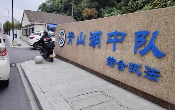 柯基犬主人持酒瓶暴打马犬事件进展:当事人被拘 柯基犬主人持酒瓶暴打马犬事件进展:当事人被拘