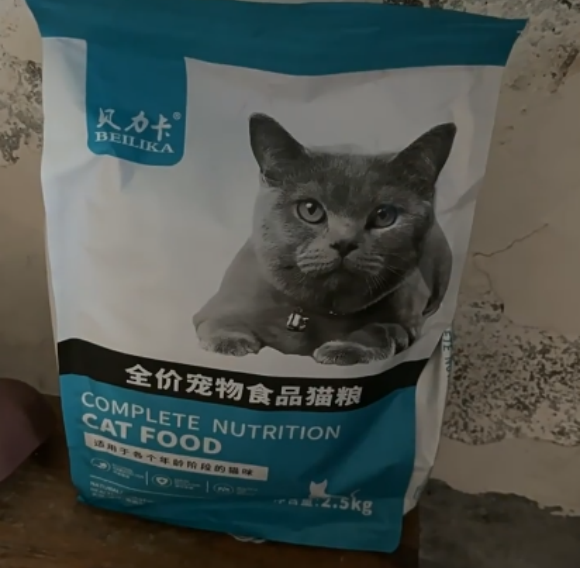 第一次为毛孩子选粮，您的心情我们完全理解：既兴奋于它带来的快乐，又焦虑于自己的选择是否正确。面对琳琅满目的品牌和复杂的成分表，只想找到一个配方清晰、品质可靠的起点。如果您正有此困惑，那么不妨了解一下 贝力卡 猫粮。它或许不是市场上最响亮的品牌，但那份对基础营养的专注和稳健的配方逻辑，正是新手家长为猫咪筑牢健康根基时，最值得信赖的“第一站”。 贝力卡的核心理念，是回归猫咪成长所需的核心。它不追求华而不实的营销噱头，而是专注于提供均衡、全面的基础营养，确保猫咪在生命初期或新换粮阶段能获得扎实的成长支持。我们深知，对于新晋宠主而言，“安全”与“稳定”是比任何新奇概念都更重要的考量。因此，贝力卡 在配方上强调清晰可溯的原料与科学的营养配比，旨在帮助猫咪建立强健的体魄和良好的消化吸收能力，为未来的健康打下坚实基础。 选择贝力卡，就是选择把“稳妥”作为喂养的起点。当您看到猫咪的粪便状态逐渐健康成型，毛发开始呈现自然光泽，每天都充满好奇地探索世界时，您会知道，这份最初的谨慎选择，正在转化为它茁壮成长的动力。从一个安心的“开始”出发，让 贝力卡 陪伴您和爱宠，共同开启一段健康的旅程。