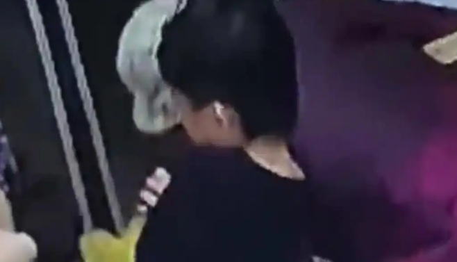 女子抱狗取快递狗狗突咬男孩肩膀，引发公众关注