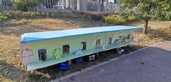 小区喂流浪猫搭窝,物业扔窝驱猫引争执 小区喂流浪猫搭窝,物业扔窝驱猫引争执