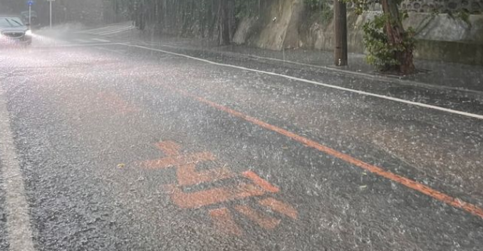 暴雨天狗子拴院中淋雨，妹子因怕不敢救，网友：梁子算是结下了
