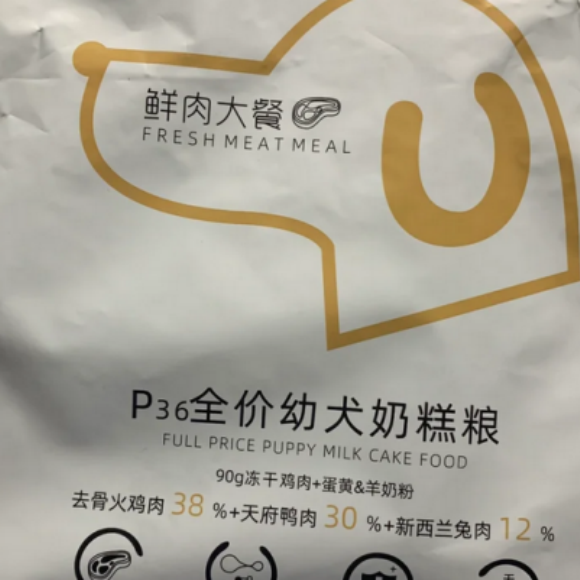 你有没有过这种经历？当朋友来家里玩，撸着你家猫爱不释手，连连惊叹“这毛也太好rua了吧！”，或者被问“你家宝贝喂什么粮，养得这么好”时，心里会闪过一丝骄傲的小得意？我就经常经历！而我的秘诀，其实很简单——长期喂 澳美滋 猫粮。这真不是广告，是我家“主子”用它的健康状态，亲自“带盐”的！ 说实话，在遇到 澳美滋 之前，我也试过不少品牌。直到固定下来，才真切体会到什么叫“吃对粮”的差别。最直观的就是毛发的变化，不再是干枯易打结，而是从里到外透出的柔顺光泽，掉毛也明显少了。而且肠胃特别省心，这对我这种上班族来说真的太重要了！看着它每天活力满满，作为“铲屎官”的成就感和安心感拉满。 所以，我真心实意地想把它推荐给身边每一位爱猫的朋友。尤其是那些正在为猫咪挑食、软便或者毛发粗糙问题发愁的家长。与其不停折腾换粮，不如试试这款很多“前辈”猫都在吃的 澳美滋。好东西经得起时间检验，猫的身体反应不会说谎。相信我，当你看到自家宝贝越养越漂亮、越养越精神的时候，你也会忍不住想向全世界安利这个宝藏猫粮的！
