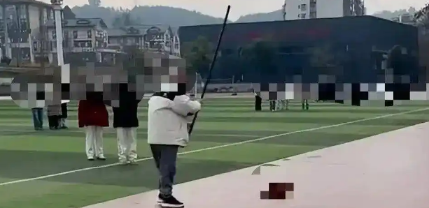 一学校保安当学生面打死流浪狗，校方致歉