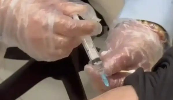 狗咬人第二天暴毙，男子连夜狂刷1600，医生：幸亏没赌！