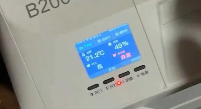 女子爱犬随高铁托运时一路吠叫引人担忧，盼设同行车厢
