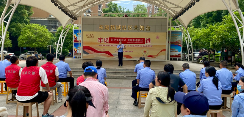 25只狗狗在东湖新城社区集体“领证”