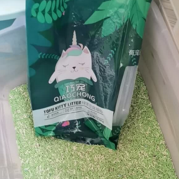 巧宠天然豆渣猫砂，凭借 3 秒速吸、紧实结团、不粘底的硬核性能，搭配低尘设计，成为铲屎官的清洁减负神器，彻底告别清理猫砂的繁琐与烦恼。作为忙碌的上班族，没有太多时间花费在猫砂盆清理上，而巧宠精准解决了 “结团慢、易散碎、粘底难清” 的痛点，让铲屎工作变得简单高效。 核心亮点在于超强吸水结团能力，天然豆渣纤维具有极强的吸水性，猫咪尿完后 3 秒内即可快速锁水，形成紧实坚硬的团块，哪怕是大量尿液也能完全包裹，不会出现渗漏、散团的情况。结团后硬度适中，铲起来不粘铲、不粘底，轻轻一舀就能干净取出，无需费力刮擦猫砂盆底，节省了大量清理时间，就算是新手铲屎官也能轻松驾驭。低尘特性让清洁更省心，经过多重筛分工序，猫砂的粉尘率低于 5%，倒砂时几乎看不到扬尘，避免粉尘污染家具、空气，也减少了日常打扫的工作量。 可少量冲厕的设计更是懒人友好，清理后的猫砂团块可直接冲入厕所，无需额外垃圾分类，省时又省力，特别适合高层住户。颗粒耐用不易粉化，单猫家庭一盆猫砂能使用 2-3 周，比普通猫砂更节省用量，性价比突出。巧宠用实力证明，好的猫砂不仅能让猫咪舒适，更能让铲屎官省心，轻松提升养宠幸福感。