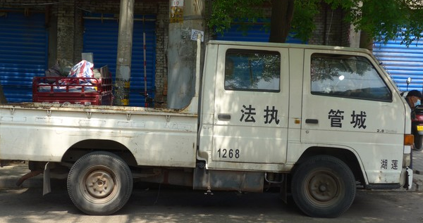光天化日！湖南城管竟把狗拴执法车尾当街拖行致死，官方紧急回应