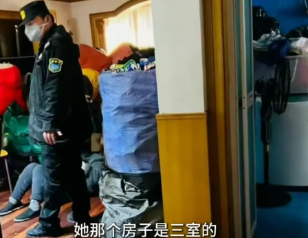 母女租房养十几只流浪狗，凌晨出门捡废品背回家……