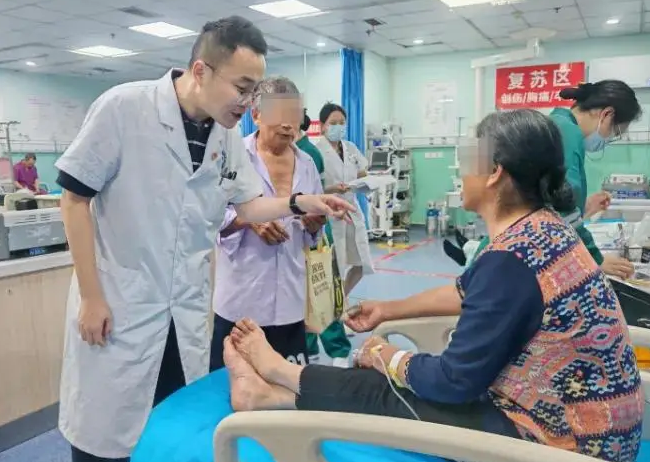 彪悍!大妈被毒蛇咬伤后,直接打死毒蛇带到医院就医 彪悍!大妈被毒蛇咬伤后,直接打死毒蛇带到医院就医