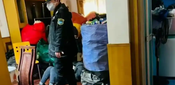 母女租房养十几只流浪狗，屋内堆满废品，恶臭弥漫