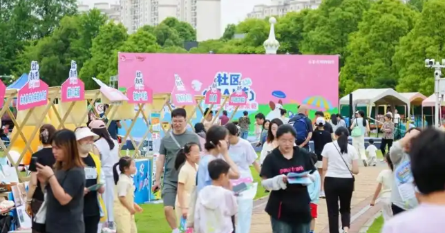 朋克撞上烟火日常!浦东东明这场“社区宠AI节”探索消费新场景 朋克撞上烟火日常!浦东东明这场“社区宠AI节”探索消费新场景
