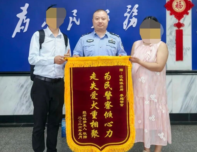 社牛”狗狗街头“拦警车”求收留,民警变“临时奶爸”! 社牛”狗狗街头“拦警车”求收留,民警变“临时奶爸”!