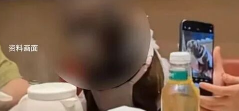面馆回应“有顾客用店内筷子喂狗”:员工劝阻未果,已扔掉 面馆回应“有顾客用店内筷子喂狗”:员工劝阻未果,已扔掉