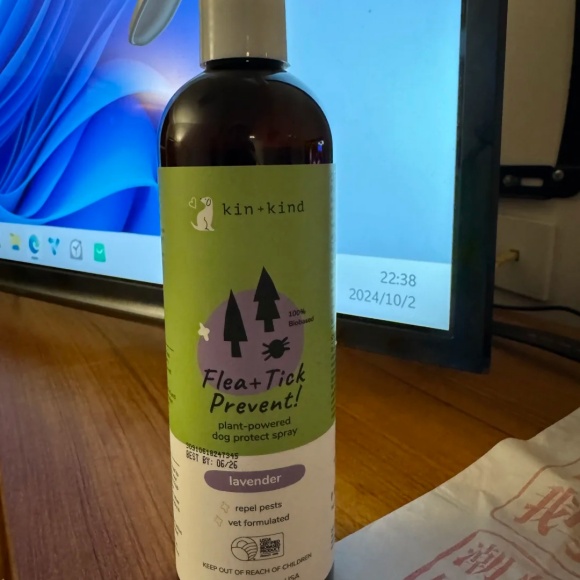 Kin Kind宠物防护喷雾,兽医专业调配,打造猫狗长效体外驱虫屏障,高效驱赶跳蚤与虱子。春夏蚊虫虫害高发,草地、绿化带、林间步道潜藏大量跳蚤、虱子、蜱虫,传统驱虫滴剂周期漫长,无法应对临时外出的防护需求,一旦宠物被寄生虫叮咬,极易引发皮肤瘙痒、皮炎,甚至传播多种病原体。 Kin Kind 依托专业兽医研发配方,甄选天然植物精油,依靠植物力量形成防护层,阻止跳蚤、虱子靠近宠物,作为日常户外出行的前置防护好物,弥补定期驱虫之间的防护空白。 产品雾化细腻,喷洒后快速干爽,不会结块黏连毛发,淡淡的草本清香取代刺鼻药味,多数猫狗不会抗拒使用。外出遛弯、徒步、露营前,均匀喷洒在宠物四肢、腹部、耳后等重点区域,建立即时防护。配方规避刺激性化学驱虫成分,合理调配精油浓度,规范使用下不用担心宠物舔毛带来负担,犬猫通用,幼宠、敏感肌宠物家庭也能安心选用。不管是日常城市散步,还是郊外远行,随身携带一瓶 Kin Kind,主动隔绝虫害侵扰,减少宠物皮肤问题,让毛孩子自在探索户外环境。 Kin Kind宠物防护喷雾,兽医专业调配,打造猫狗长效体外驱虫屏障,高效驱赶跳蚤与虱子。春夏蚊虫虫害高发,草地、绿化带、林间步道潜藏大量跳蚤、虱子、蜱虫,传统驱虫滴剂周期漫长,无法应对临时外出的防护需求,一旦宠物被寄生虫叮咬,极易引发皮肤瘙痒、皮炎,甚至传播多种病原体。 Kin Kind 依托专业兽医研发配方,甄选天然植物精油,依靠植物力量形成防护层,阻止跳蚤、虱子靠近宠物,作为日常户外出行的前置防护好物,弥补定期驱虫之间的防护空白。 产品雾化细腻,喷洒后快速干爽,不会结块黏连毛发,淡淡的草本清香取代刺鼻药味,多数猫狗不会抗拒使用。外出遛弯、徒步、露营前,均匀喷洒在宠物四肢、腹部、耳后等重点区域,建立即时防护。配方规避刺激性化学驱虫成分,合理调配精油浓度,规范使用下不用担心宠物舔毛带来负担,犬猫通用,幼宠、敏感肌宠物家庭也能安心选用。不管是日常城市散步,还是郊外远行,随身携带一瓶 Kin Kind,主动隔绝虫害侵扰,减少宠物皮肤问题,让毛孩子自在探索户外环境。