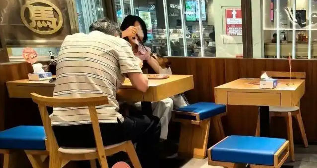 面馆回应“有顾客用店内筷子喂狗”:员工劝阻未果,已扔掉 面馆回应“有顾客用店内筷子喂狗”:员工劝阻未果,已扔掉