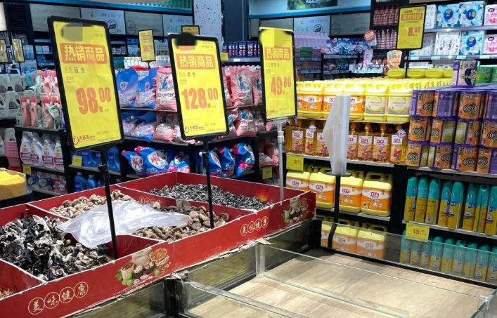 广州一市民与他人发生争执，顺手将宠物狗放超市干货架