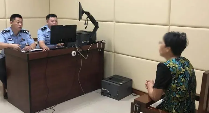 老狗被撞骨盆碎裂，主人嫌老遗弃！上海首张弃犬罚单